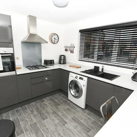 Modern Home In Royston, Free Off-Street Parking, Perfect For Families, Contractors & Work Royston  Exterior photo