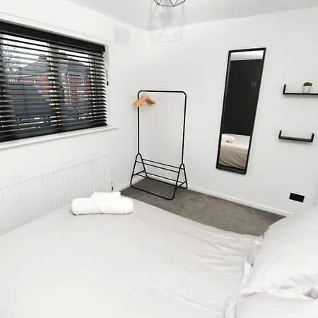 Modern Home In Royston, Free Off-Street Parking, Perfect For Families, Contractors & Work Royston  Exterior photo