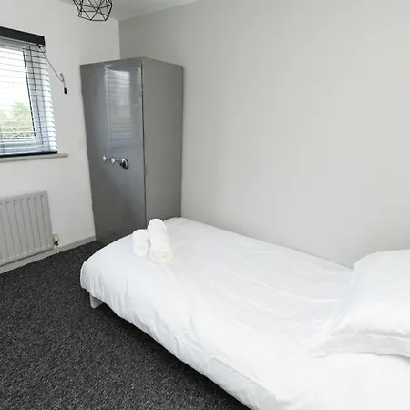 Modern Home In Royston, Free Off-Street Parking, Perfect For Families, Contractors & Work Royston  Exterior photo