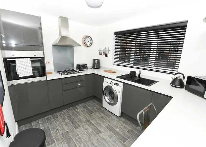 Modern Home In Royston, Free Off-Street Parking, Perfect For Families, Contractors & Work