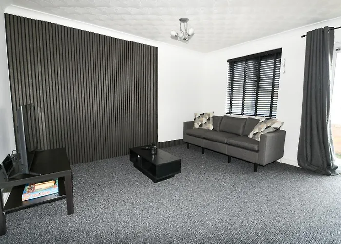 Modern Home In Royston, Free Off-Street Parking, Perfect For Families, Contractors & Work