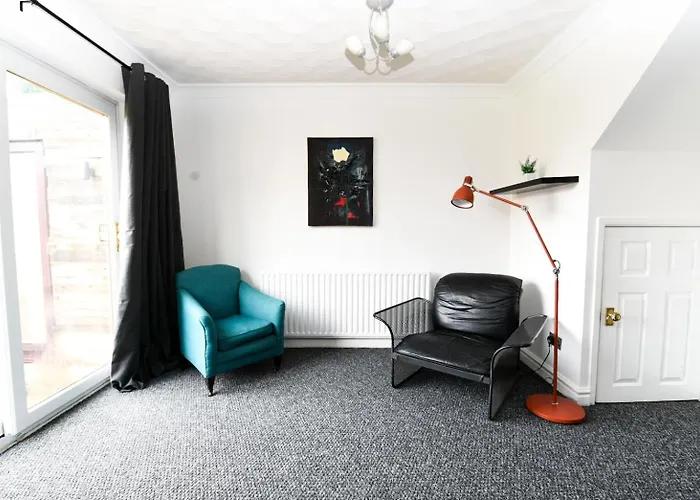 Modern Home In Royston, Free Off-Street Parking, Perfect For Families, Contractors & Work