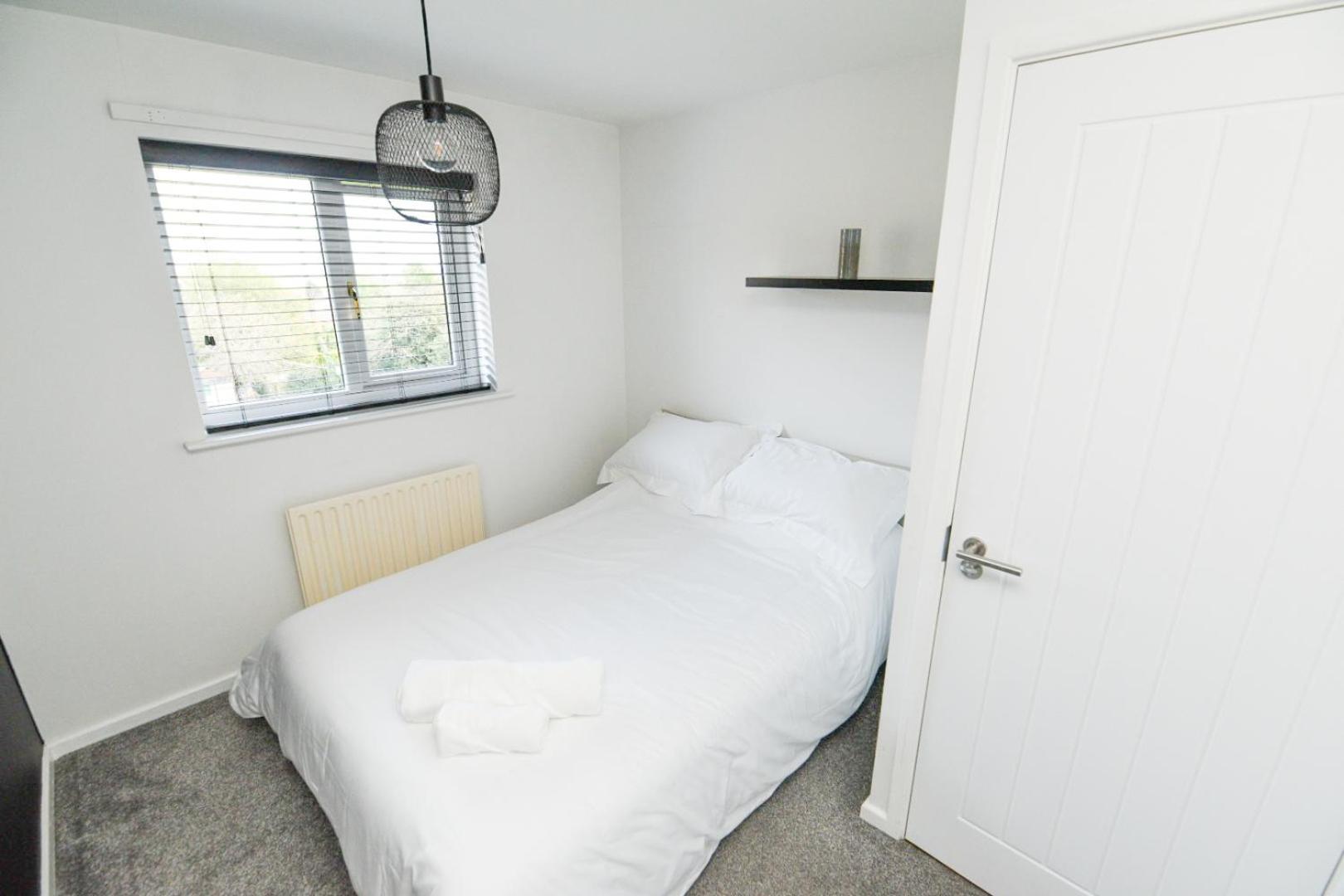 Modern In Royston, Free Off-street Parking, Perfect For Families, Contractors & Work *