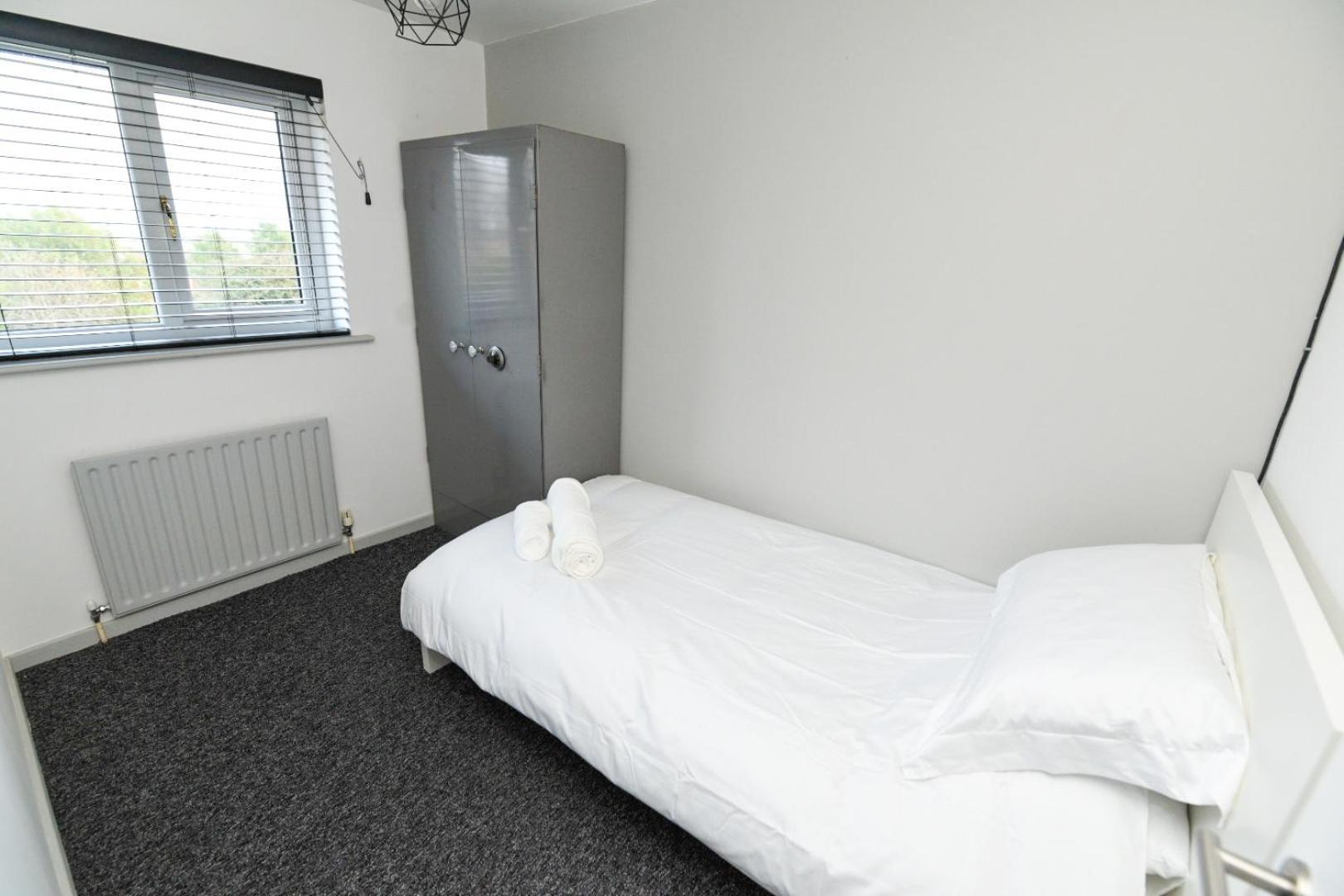 Modern In Royston, Free Off-street Parking, Perfect For Families, Contractors & Work *